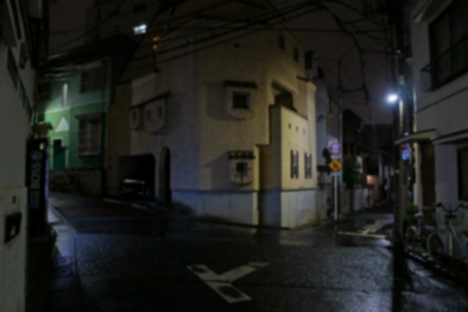 夜 雨の町並み 裏道