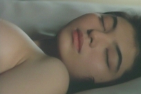 寝ている菊子