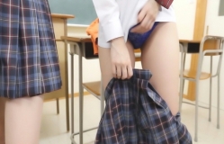 教室でスカートを脱ぐ女子