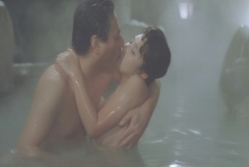 温泉で激しくキスする二人