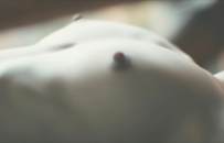 仰向けの美穂の乳房